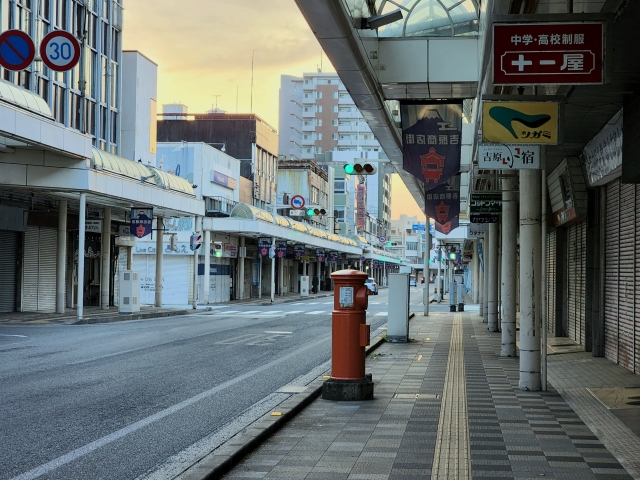 富士市の吉原商店街に続く通り